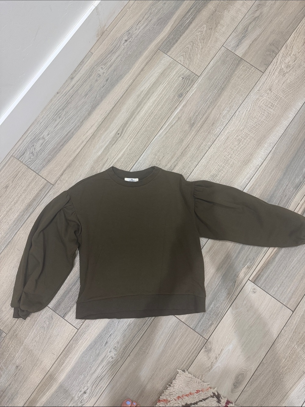 Puff-Sleeve Crewneck Sweatshirt in Olive